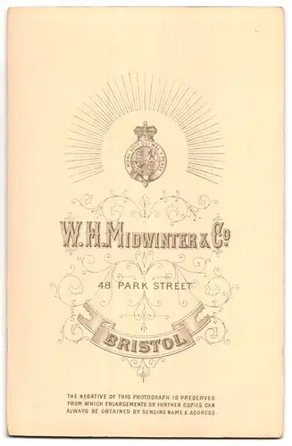 Fotografie W.H. Midwinter o., Bristol, 48 Parkt Street, Ältere Frau mit Haube und Kragenkleid