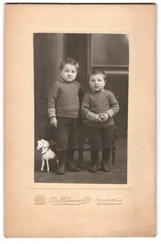 Fotografie Fritz Hofmann, Frankfurt, Zeil 112, Zwei kleine Burschen in selber Kleidung