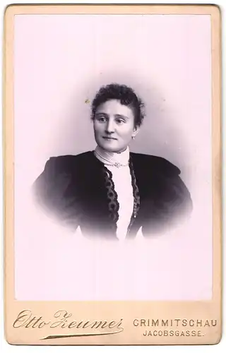 Fotografie Otto Zeumer, Crimmitschau, Jacobgasse 14, Frau in besonders auffälligem Kleid mit Puffärmeln