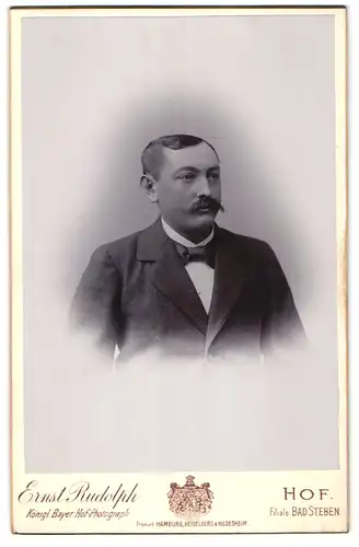 Fotografie Ernst Rudolph, Hof /Bayern, Lorenzstrasse 3, Herausgeputzter Mann mit Fliege und besonders schönem Moustache