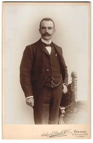 Fotografie A. Pätzold, Hamburg, Gr. Bleichen 30, Modischer Herr mit besonders schönem Anzug und Schnauzer