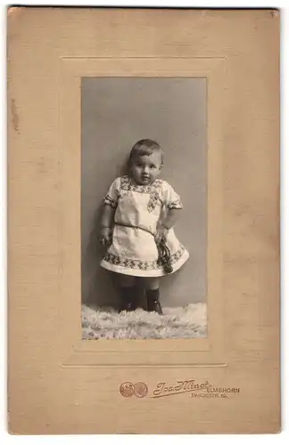 Fotografie Jos. Minet, Elmshorn, Panjestrasse 10, Kleinkind im Kleid