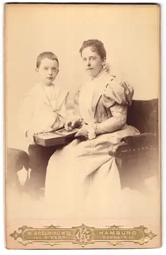 Fotografie W. Breuning, Hamburg, Bergstrasse 26, Frau in auffälligem Puffärmelkleid mit Sohn