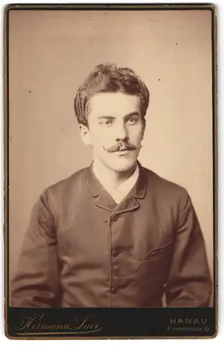 Fotografie Hermann Luer, Hanau, Römerstrasse 19, Junger Mann mit besonders elegantem Moustache