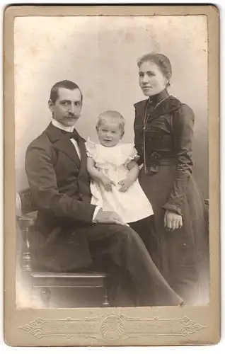 Fotografie Ernst Scheufler, Stuttgart, Neckarstrasse 84, Sittliche Familie in feiner Ausgehbekleidung