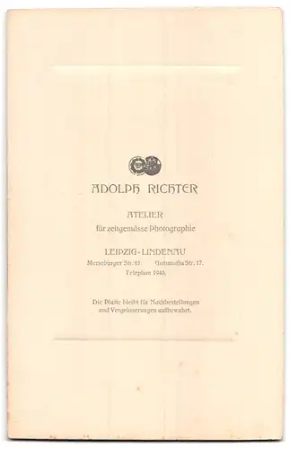 Fotografie Adolph Richter, Leipzig, Gutmuths Strasse 17, Zwei Kleinkinder, Beide in weisser Kleidung schauen unschuldig