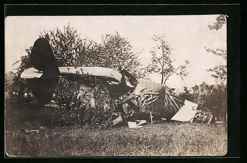 Foto-AK Soldaten bergen ein abgestürztes Flugzeug