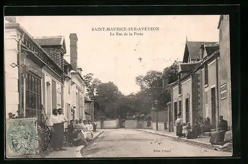 AK Saint-Maurice-sur-Aveyron, La Rue de la Poste