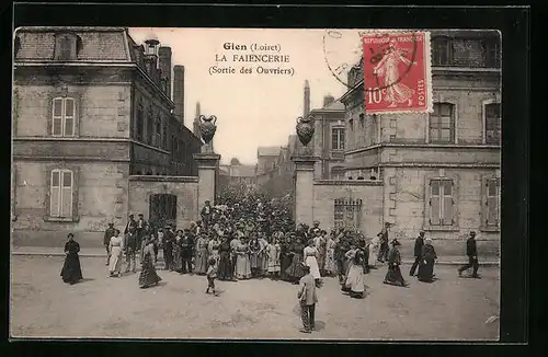AK Gien, La Faiencerie (Sortie des Ouvriers)