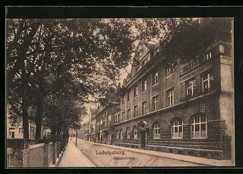 AK Ludwigsburg, Häuser in der Alleenstrasse baumbesäumt