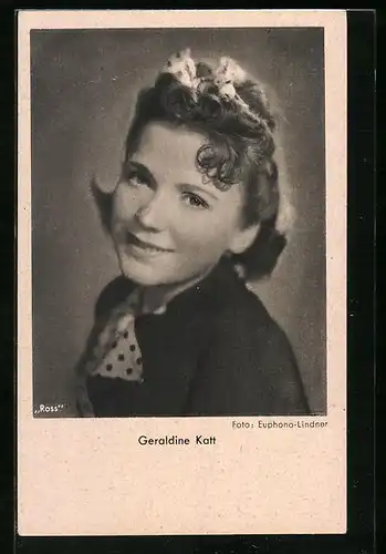 AK Schauspielerin Geraldine Katt lächelnd mit Schleife im Haar