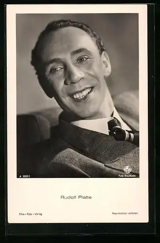 AK Schauspieler Rudolf Platte lächelnd im Anzug mit Krawatte