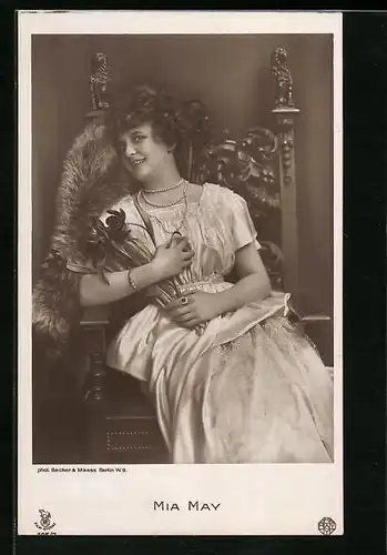 AK Schauspielerin Mia May im weissen Kleid mit Blumen im Arm