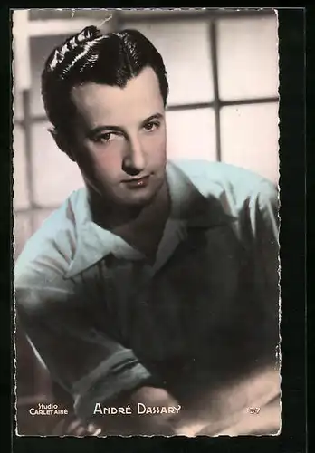 AK Schauspieler André Dassary im blauen Hemd