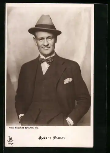 AK Schauspieler Albert Paulig mit Hut und Fliege