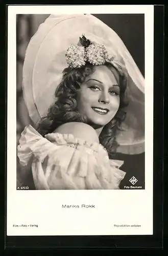 AK Schauspielerin Marika Rökk mit Hut und Blumen im Haar
