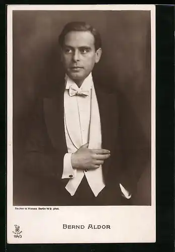AK Schauspieler Bernd Aldor im Frack mit Fliege
