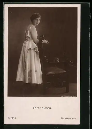 AK Schauspielerin Egede Nissen im Kleid an Stuhl stehend