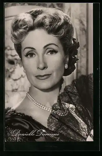 AK Schauspielerin Danielle Darrieux mit Perlenkette