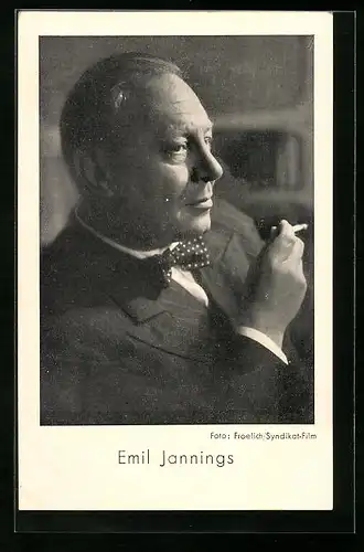 AK Schauspieler Emil Jannings mit Fliege und Zigarette