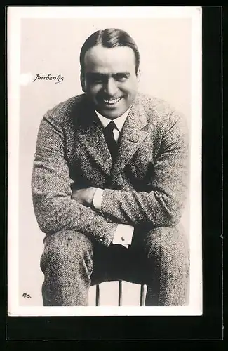 AK Schauspieler Douglas Fairbanks lächelnd im Anzug mit Krawatte
