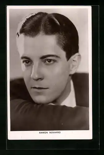 AK Schauspieler Ramon Novarro im Anzug