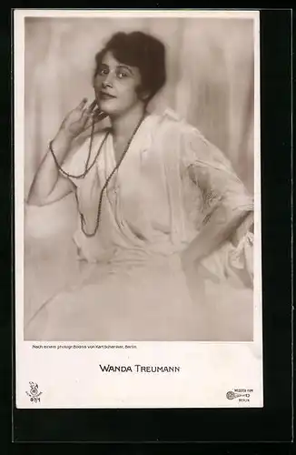 AK Schauspielerin Wanda Treumann im Kleid mit langer Halskette