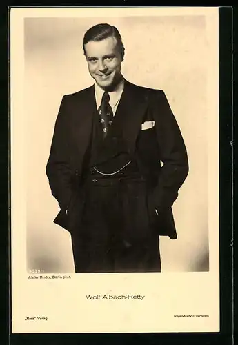AK Schauspieler Wolf Albach-Retty im Anzug mit Krawatte und Hände in den Taschen