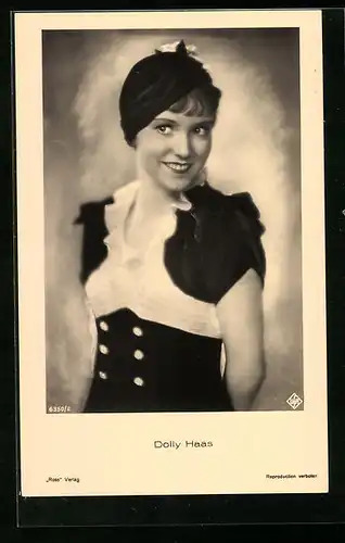 AK Schauspielerin Dolly Haas im schwarzen Kleid und Mütze