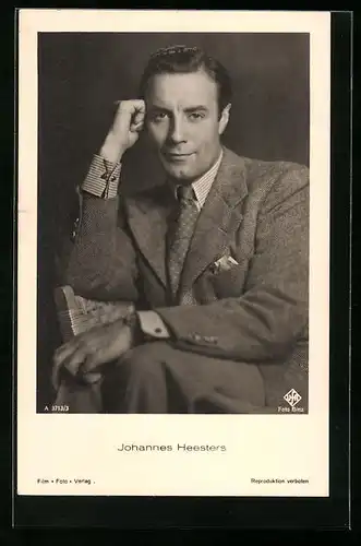 AK Schauspieler Johannes Heesters im Anzug mit Krawatte und aufgestützem Arm