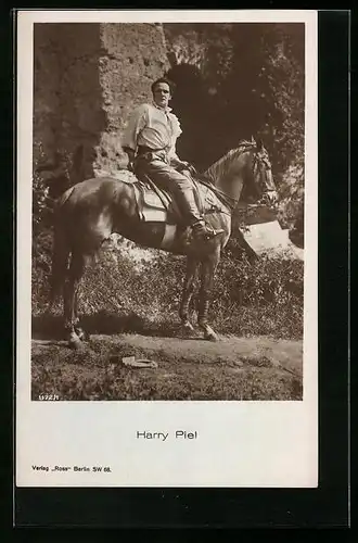 AK Schauspieler Harry Piel auf Pferd sitzend