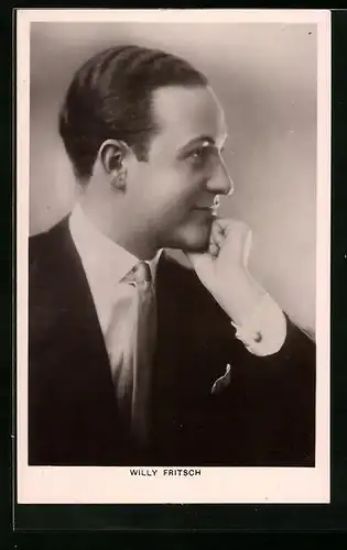 AK Schauspieler Willy Fritsch im Anzug mit Krawatte und aufgestützter Hand