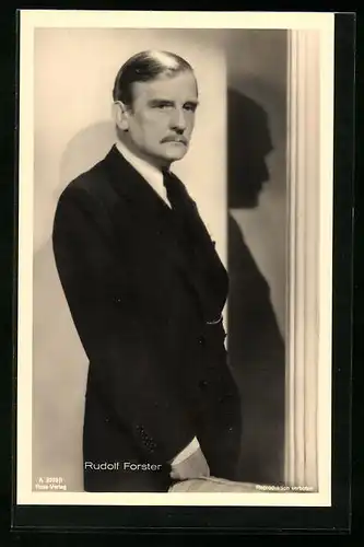 AK Schauspieler Rudolf Forster stehend im Anzug mit Krawatte