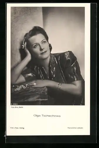 AK Schauspielerin Olga Tschechowa blickt gelassen in den Raum