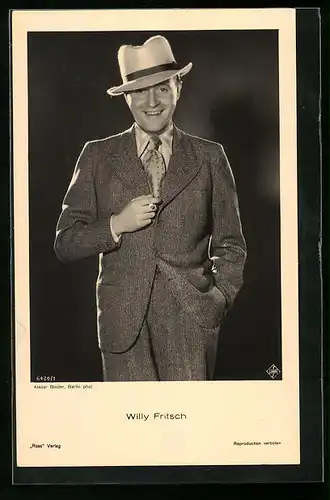 AK Schauspieler Willy Fritsch mit Hut und besonders stilvollem Anzug