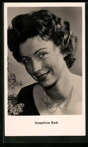 AK Schauspielerin Josephine Back mit niedlichem Lächeln