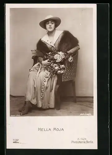 AK Schauspielerin Hella Moja mit Rosenstrauss im Sessel
