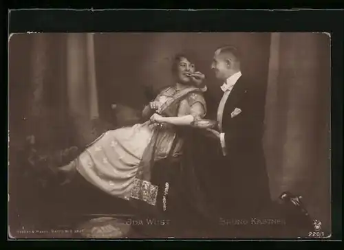 AK Schauspielerin Ida Wüst und Schauspieler Bruno Kastner, er reicht ihr Essen