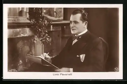 AK Schauspieler Livio Pavanelli sitzend und schreibend