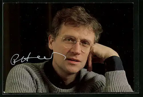 AK Schauspieler Robert Atzorn mit Brille und aufgestützter Hand