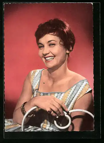 AK Schauspielerin Liselotte Pulver im gestreiften Kleid sitzend