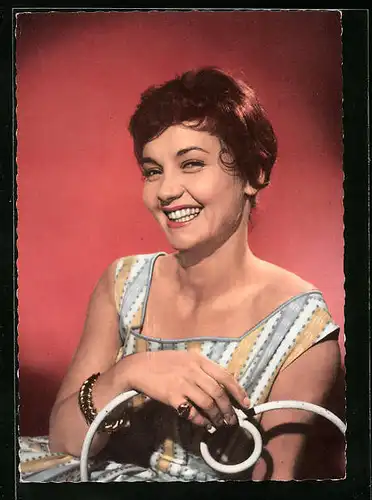 AK Schauspielerin Liselotte Pulver auf einem Stuhl sitzend