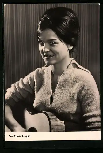 AK Schauspielerin Eva-Maria Hagen mit Gitarre