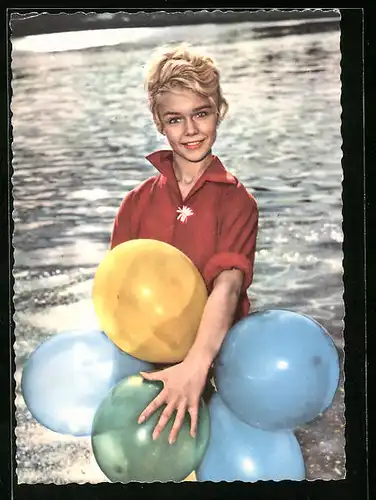 AK Schauspielerin Marion Michael im roten Kostüm mit bunten Luftballons in der Hand