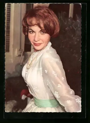 AK Schauspielerin Francoise Arnoul im weissen Kleid mit Perlenkette