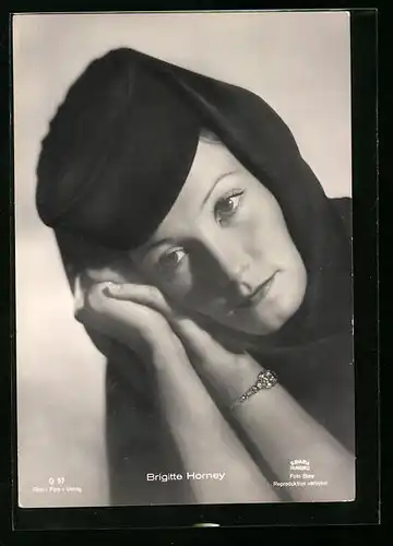AK Schauspielerin Brigitte Horney im schwarzen Kostüm mit Armband