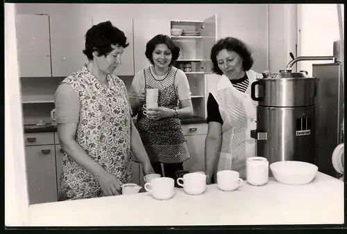 Fotografie Kantine, Kantinenfrauen bereiten Heissgetränk für die Pause vor