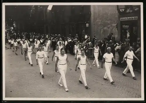 Fotografie Hermann Laufer, Berlin-Tempelhof, Ansicht Stuttgart, Turner beim Festumzug zum Turnfest 1933