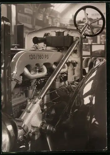 Fotografie Auto-Ausstellung Berlin, Büssing Lastwagen-Motor 130 /160 PS am Messestand ausgestellt