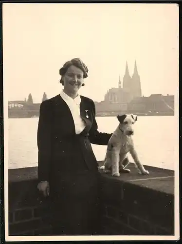 Fotografie unbekannter Fotograf, Ansicht Köln, Dame mit Orden & Hund, Dom & Rhein im Hintergrund